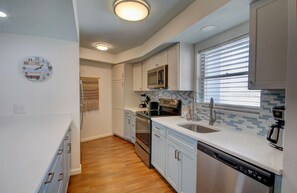 冰箱、微波炉、烤箱、炉灶