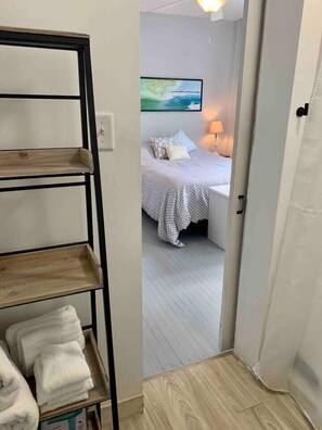 2 dormitoris, planxa i posts de planxar i un bressol de viatge