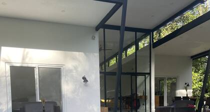 Isla Colon, Bocas Del Toro, Modern home in the jungle near the beach w/ Internet