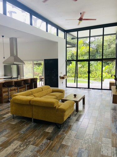 Isla Colon, Bocas Del Toro, Modern home in the jungle near the beach w/ Internet