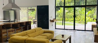 Isla Colon, Bocas Del Toro, Modern home in the jungle near the beach w/ Internet