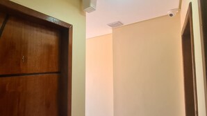A wooden door with a number '1' and a plain wall with a ceiling vent. - Recanto Del Mare (Arraial do Cabo)