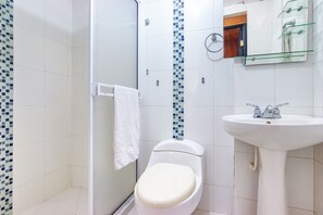 Habitación cuádruple | Baño | Regadera, amenidades de baño de diseñador, toallas, jabón 