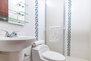 Twin Room | Bathroom | Shower, designer toiletries, towels, soap - Ayenda Casa Amarilla (Santa Marta)