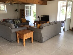 Smart TV, DVD player, stereo