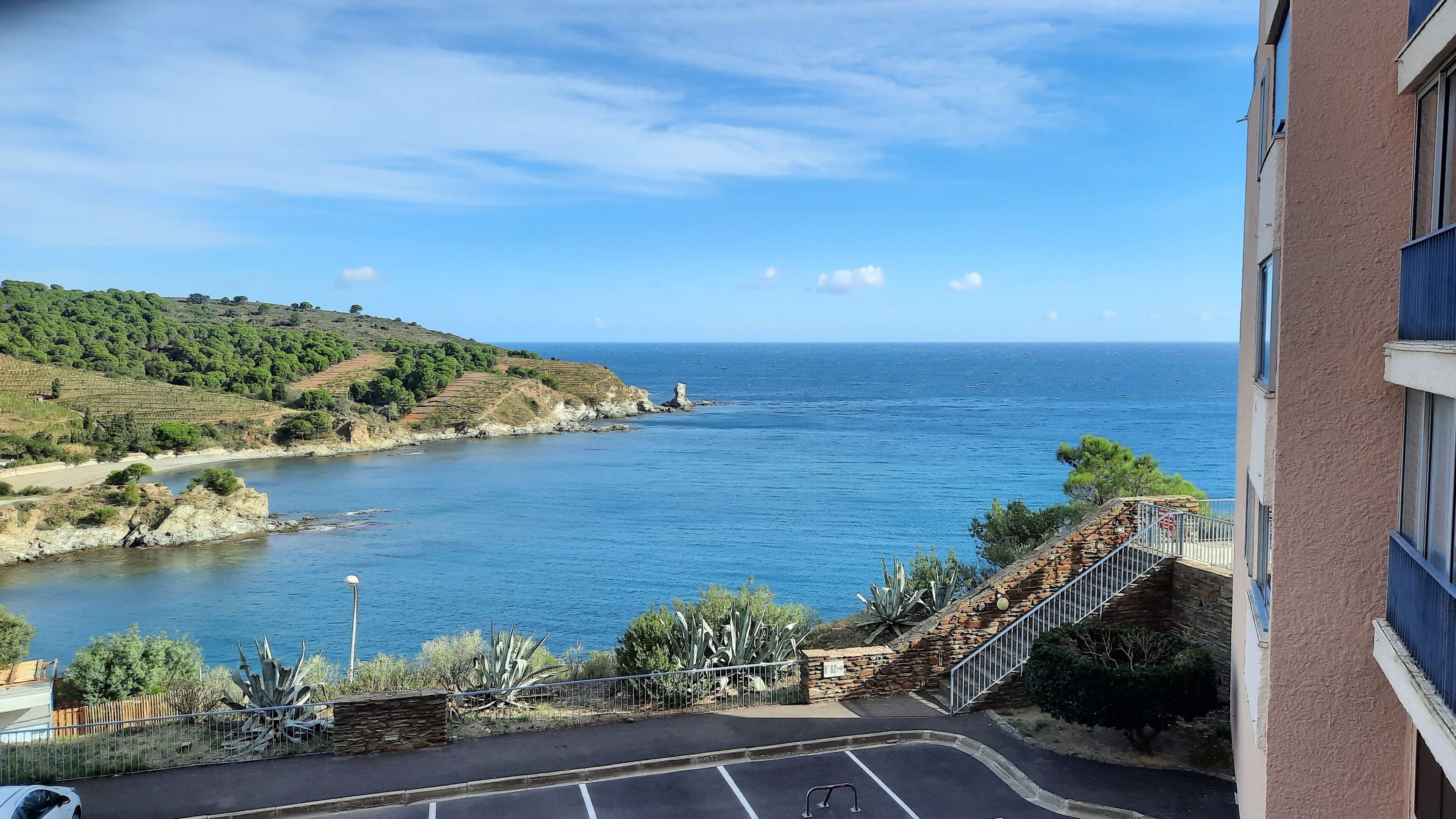 5 mins from the beach with gorgeous sea views.
