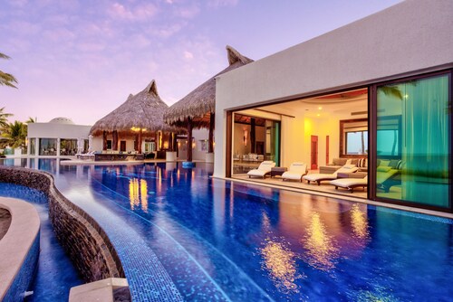 Casa Sueños: Oceanfront luxurious 5 beds 4 bathrooms villa