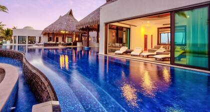 Casa Sueños: Oceanfront luxurious 5 beds 4 bathrooms villa