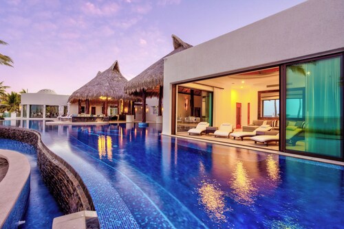 Abuelo: Premium Oceanfront 2-bed, 2-bath villa with private