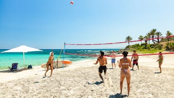 På stranden
