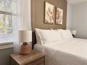 3 chambres, fer et planche à repasser, lit de bébé portatif