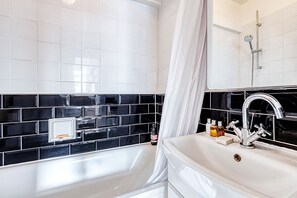 Kombination af bruser/badekar, hårtørrer, håndklæder, Sæbe