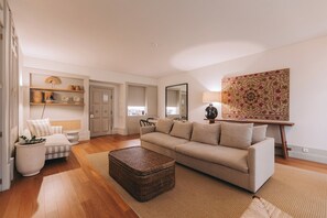 Suite Royal with Bathtub | Minibar, in-room safe, blackout curtains, soundproofing - Torel Saboaria (Porto)