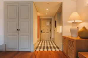 Habitació | Minibar, caixa forta a l'habitació i cortines opaques 