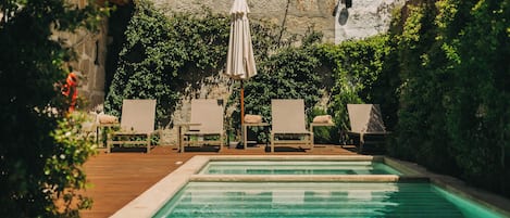 Utendørsbasseng og solsenger