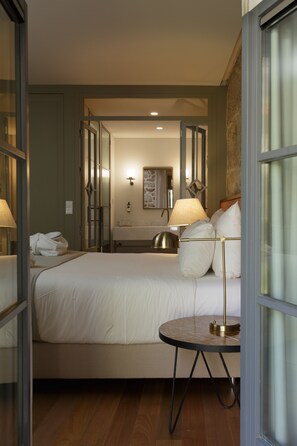 Classic Double Room, Garden Area | Minibar, in-room safe, blackout drapes, soundproofing - Torel Saboaria (Porto)