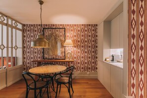 Suite with Balcony | ครัวขนาดเล็กส่วนตัว | เตาประกอบอาหาร, เครื่องชงกาแฟเอสเปรสโซ, เครื่องครัว/จาน/ช้อนส้อม