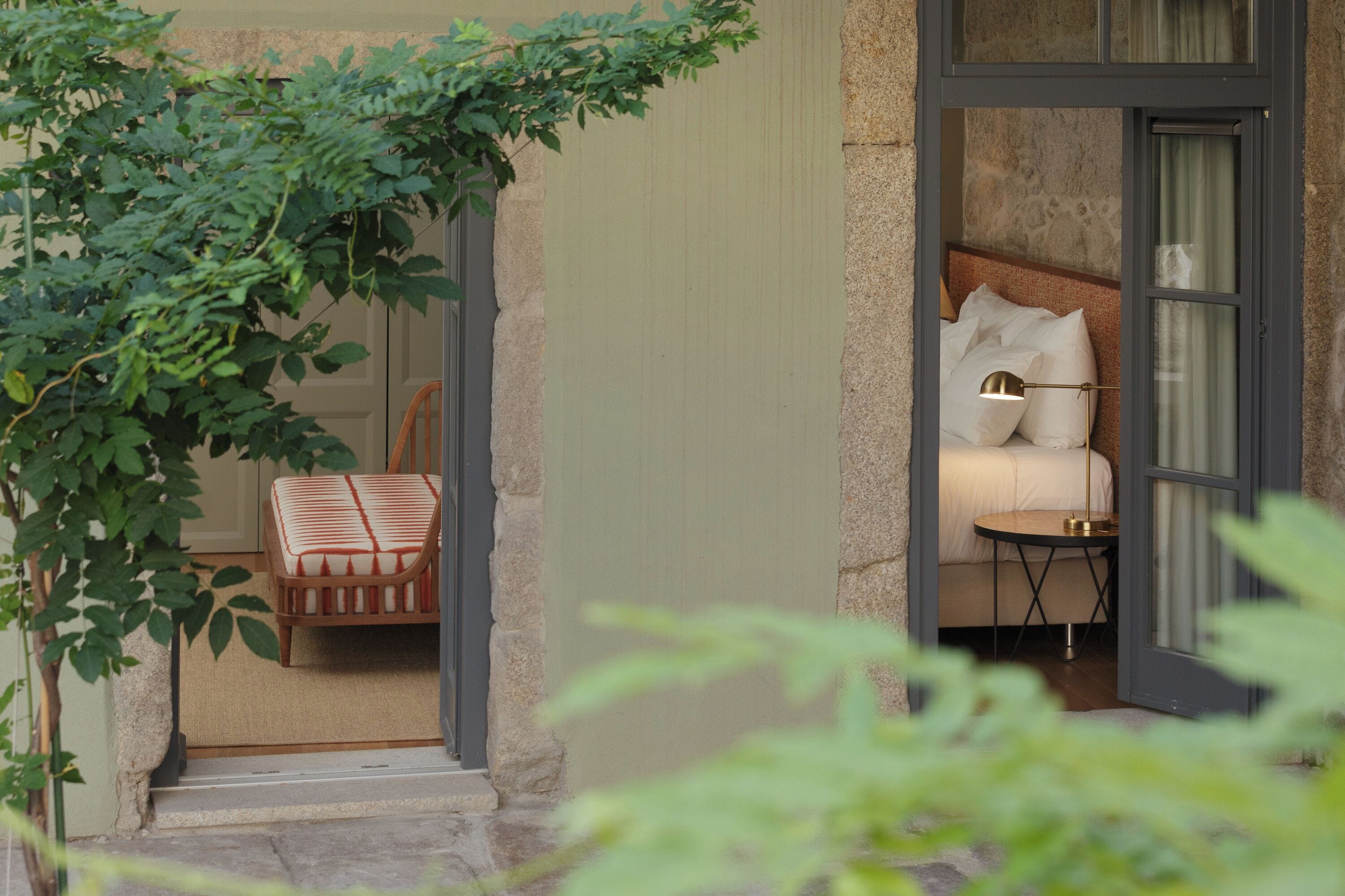 Minibar, caja fuerte, cortinas opacas y sistema de insonorización