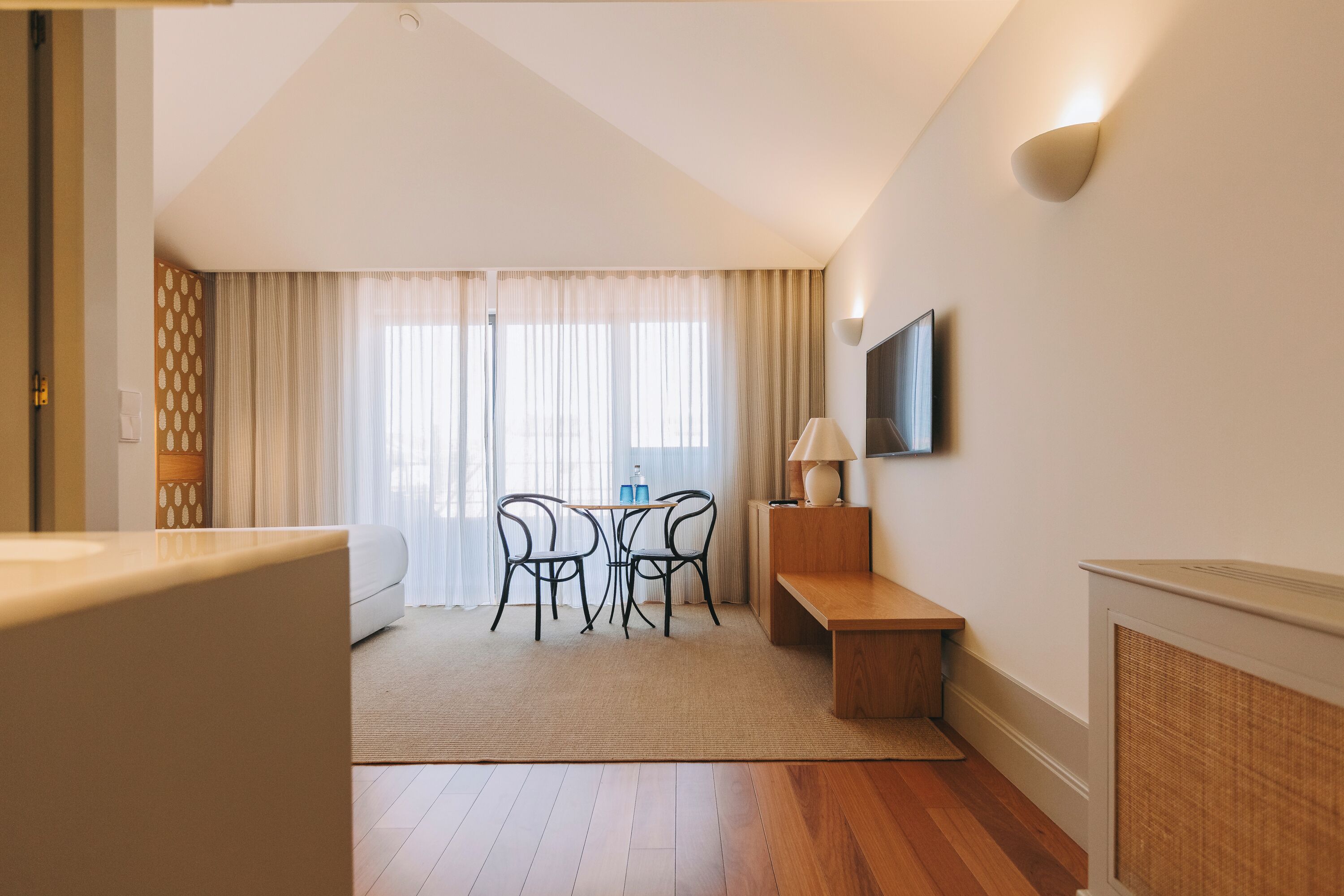 Classic with balcony | Área de sala de estar | Televisión LED de 43 pulgadas con canales digitales 