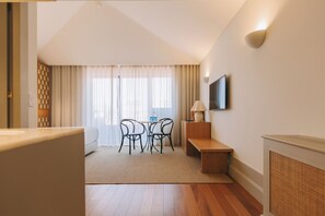 Classic with balcony | Living area | 43-inch LED TV with digital channels - Torel Saboaria (Porto)