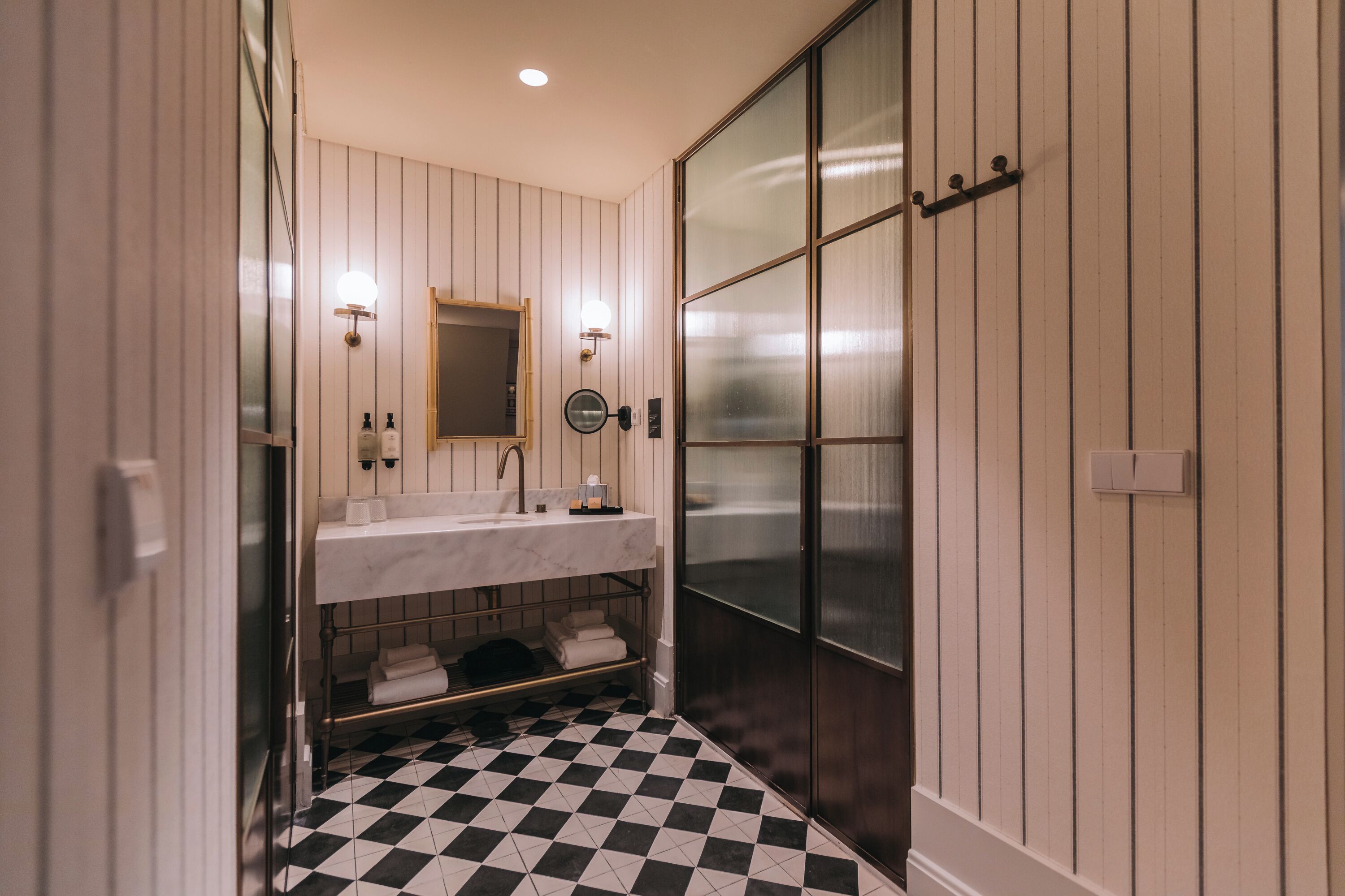 Classic | Baño | Amenidades de baño gratuitas, secadora de cabello, batas, pantuflas 