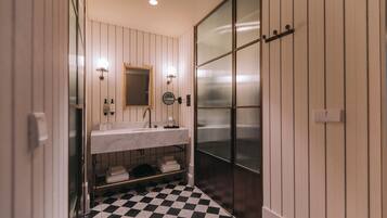 Classic | Baño | Amenidades de baño gratuitas, secadora de cabello, batas, pantuflas