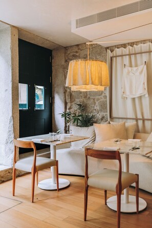 Breakfast, lunch and dinner served - Torel Saboaria (Porto)