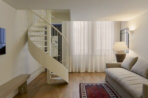 Dúplex Deluxe, vistes al jardí | Minibar, caixa forta a l'habitació i cortines opaques 