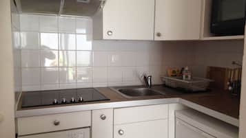 Een koelkast, een oven, een kookplaat, een vaatwasser