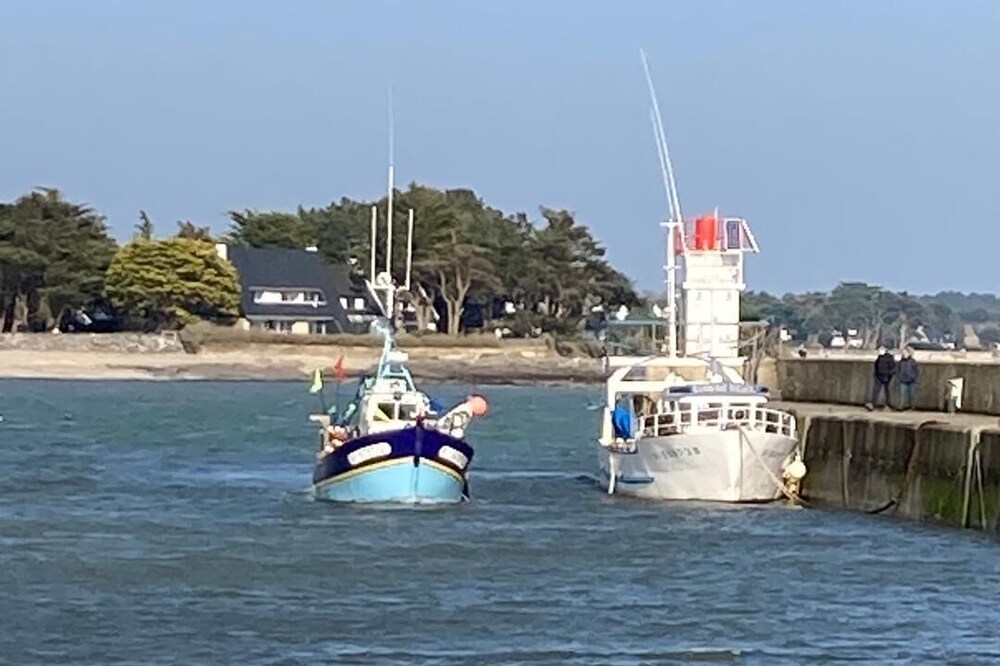 A TROIS MINUTES DU PORT