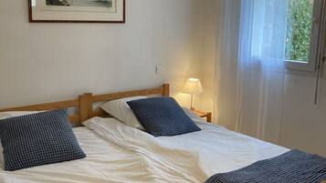 1 chambre, fer et planche à repasser, draps fournis