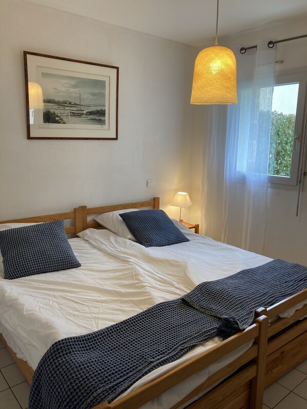 1 chambre, fer et planche à repasser, literie fournie