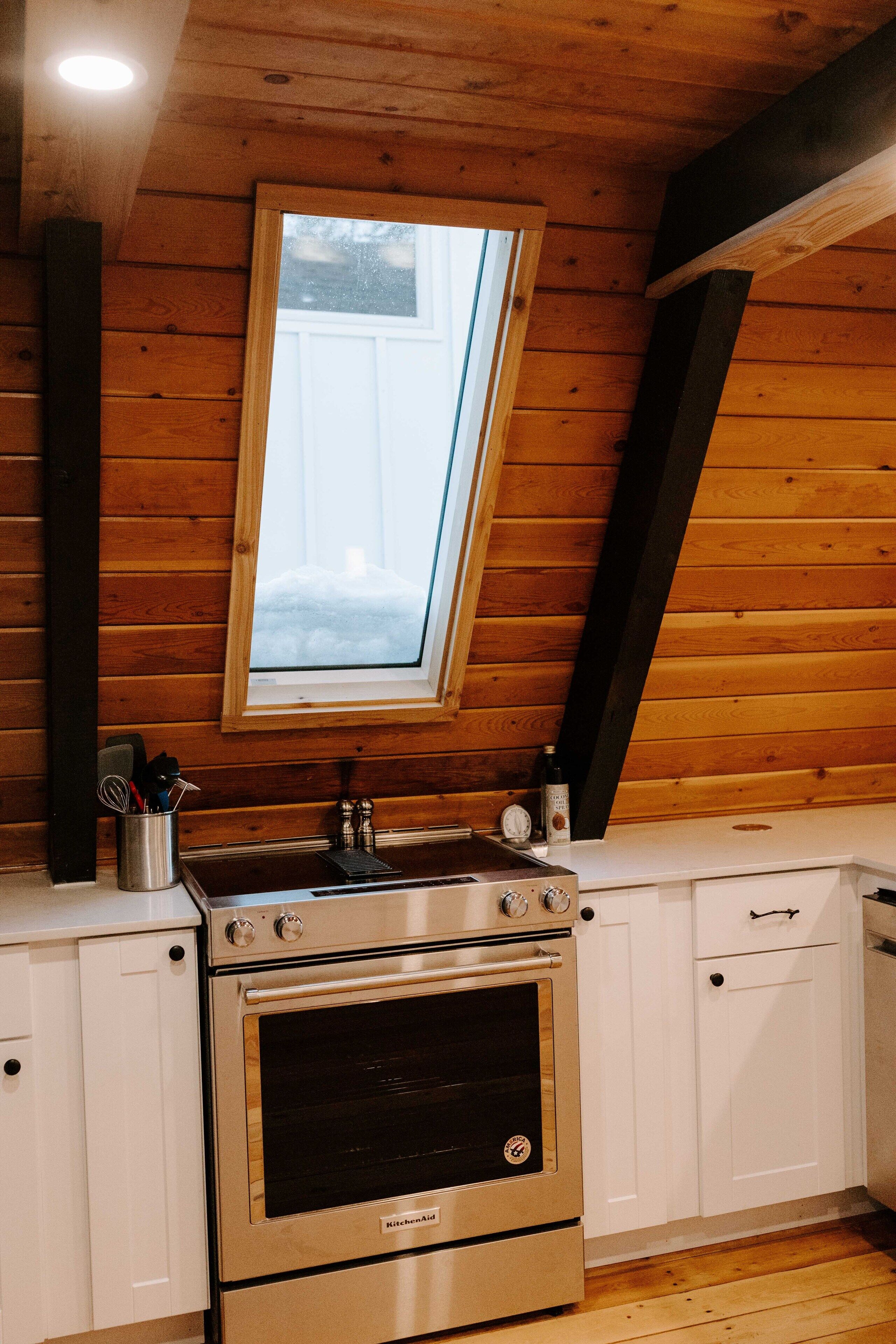 Charming cabin tucked near Cascade Lake