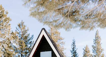 Charming cabin tucked near Cascade Lake