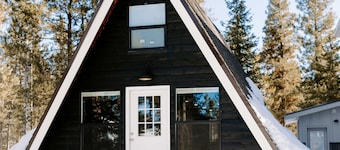 Charming cabin tucked near Cascade Lake