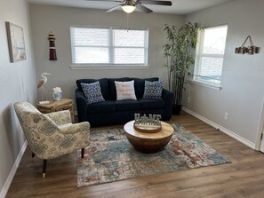 Smart TV - 3 minute walk to Beach, Spacious 2 Bedroom Apt! (Galveston)