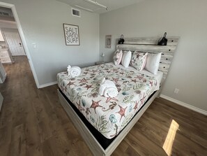 2 bedrooms, iron/ironing board, free WiFi, bed sheets - 3 minute walk to Beach, Spacious 2 Bedroom Apt! (Galveston)