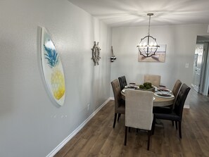 Dining - 3 minute walk to Beach, Spacious 2 Bedroom Apt! (Galveston)