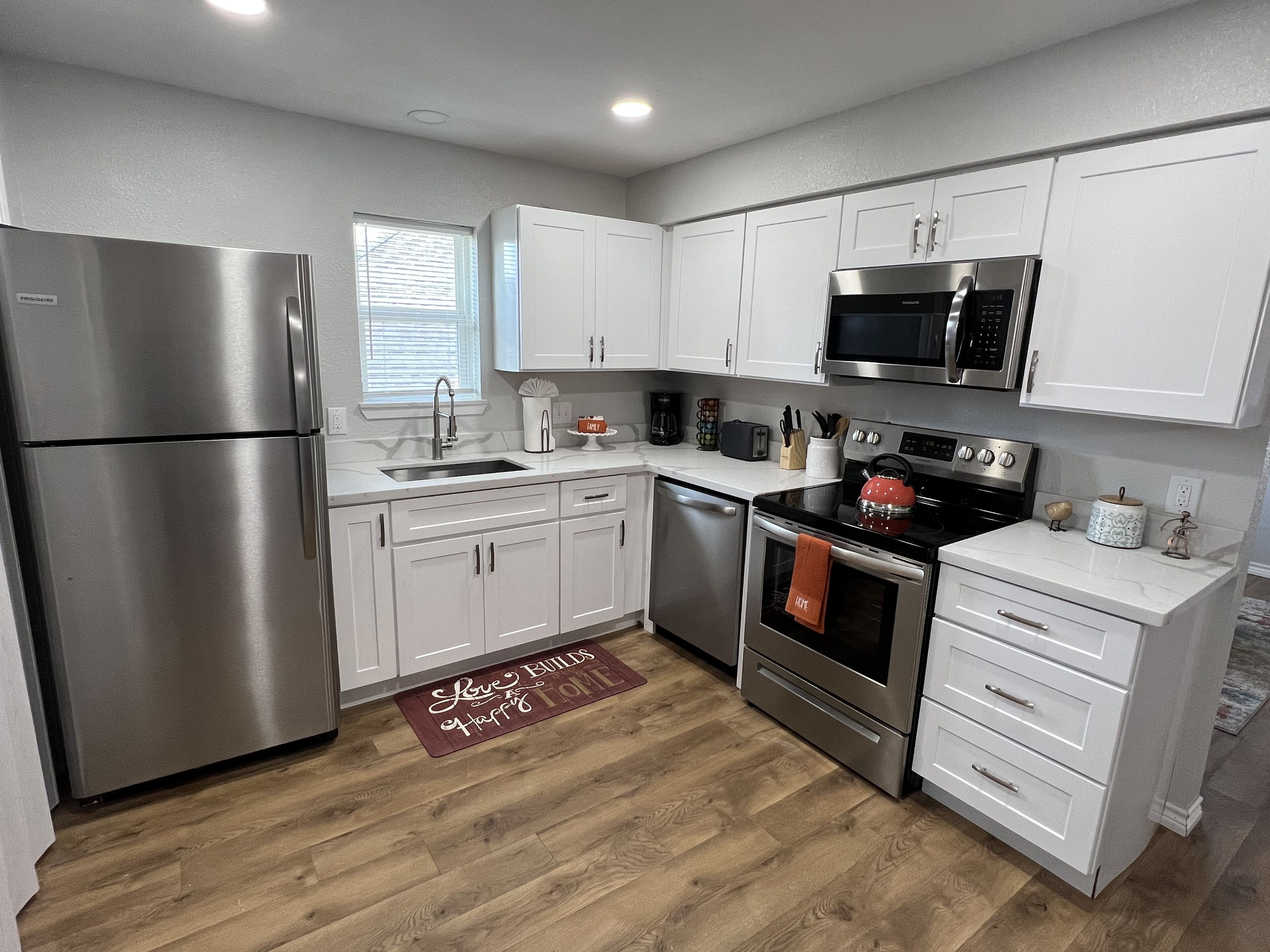 ثلاجة، ميكروويف، فرن، موقد طهي مسطح