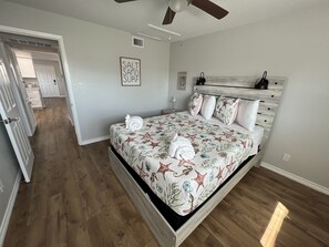 3 bedrooms, iron/ironing board, free WiFi, bed sheets - 3 minute walk to Beach, Spacious 2 Bedroom Apt! (Galveston)