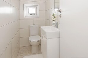 Duschwanne, Haartrockner, Handtücher, Seife