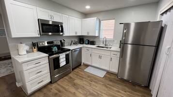 冰箱、微波炉、烤箱、炉灶