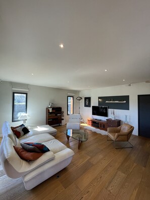 Fernseher, Tischtennisplatte, Bücher, Stereoanlage