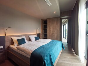 Studio | Hypo-allergenic bedding, desk, laptop workspace, soundproofing