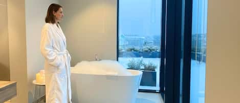 Leilighet | Bad | Separat badekar og dusj, toalettartikler (inkludert) og håndklær