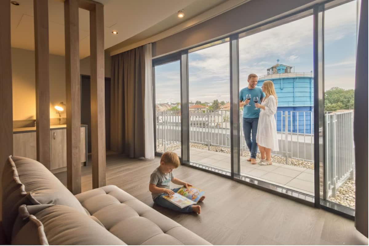 Studio | Hypo-allergenic bedding, desk, laptop workspace, soundproofing