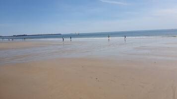 Plage à proximité, chaises longues