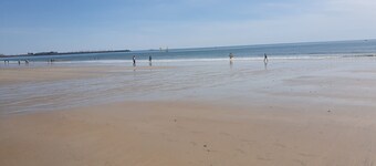 Rent t1 bis 50 m from the beach. Large south-facing balcony with sea view
