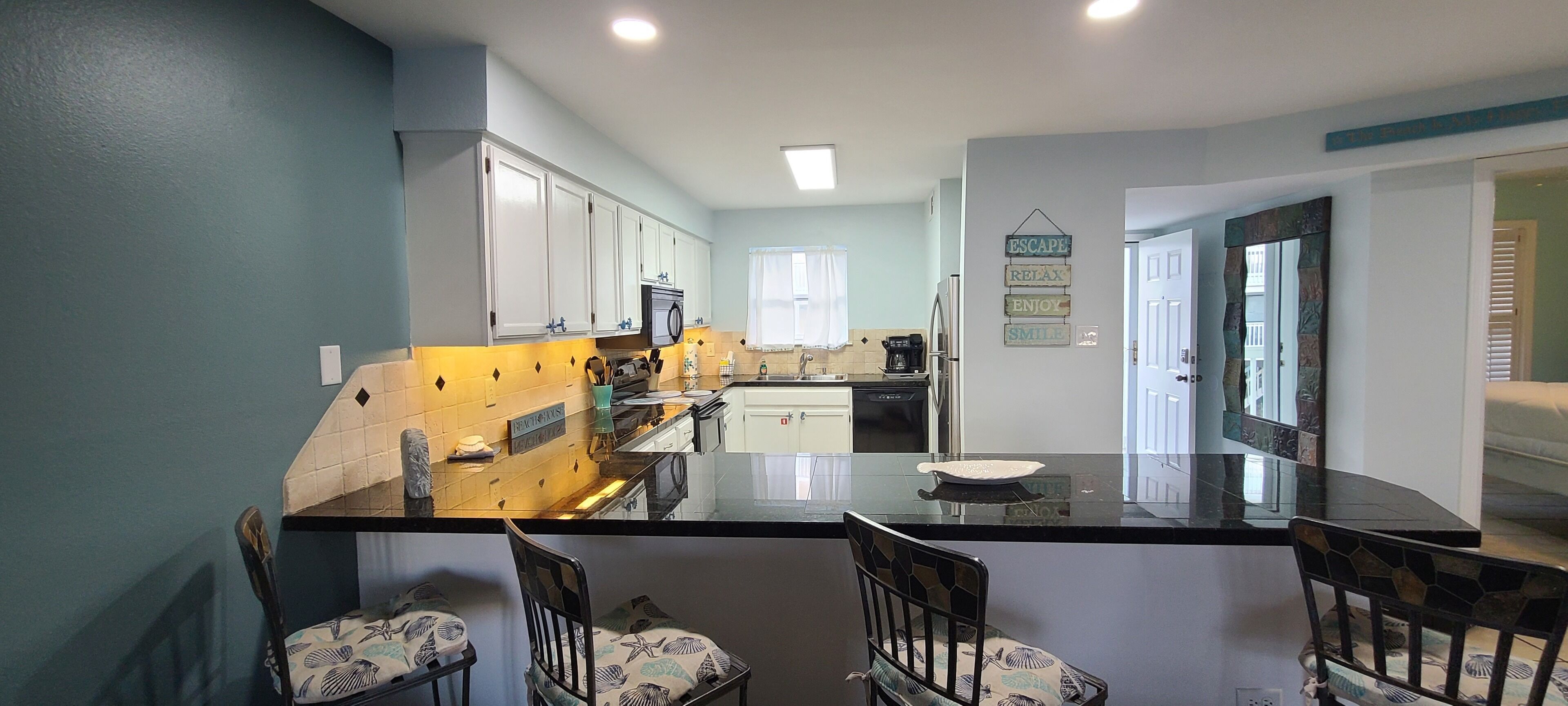 Quaint condominium nestled between the beach and lagoon