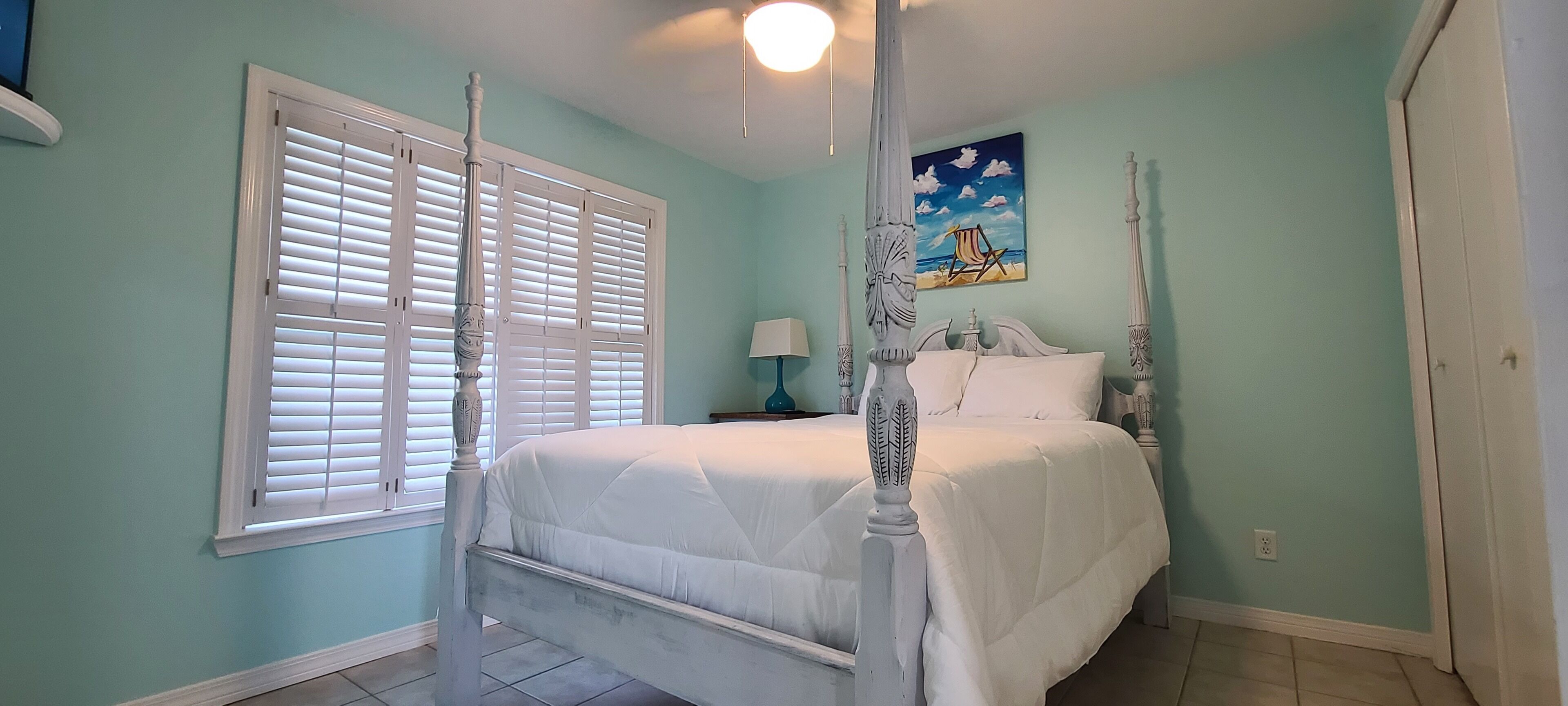 Quaint condominium nestled between the beach and lagoon